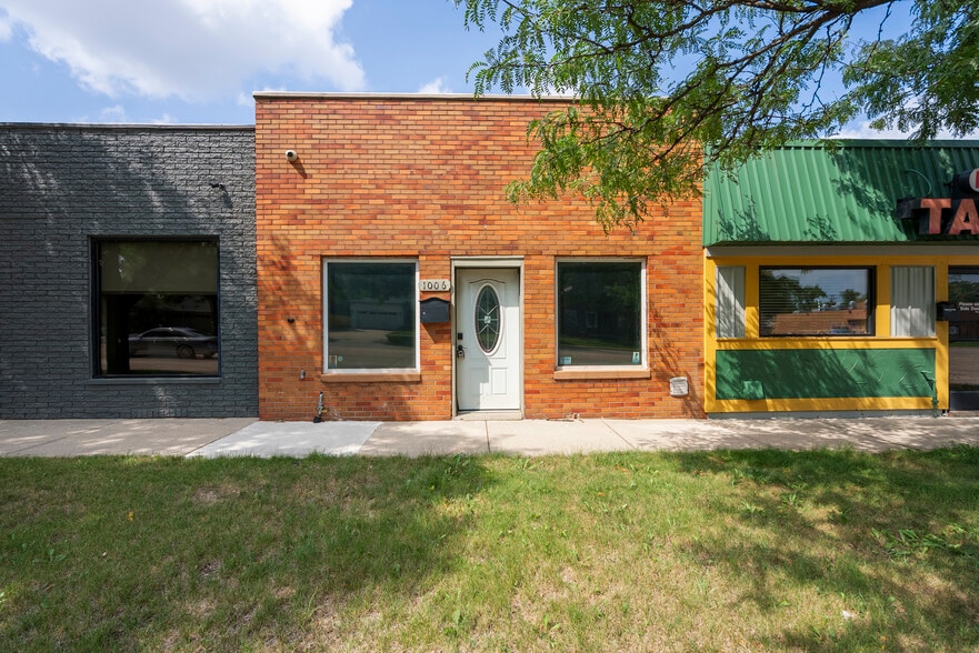 More Photos Of 1006 W 14 Mile Rd, Clawson Storefront For Lease