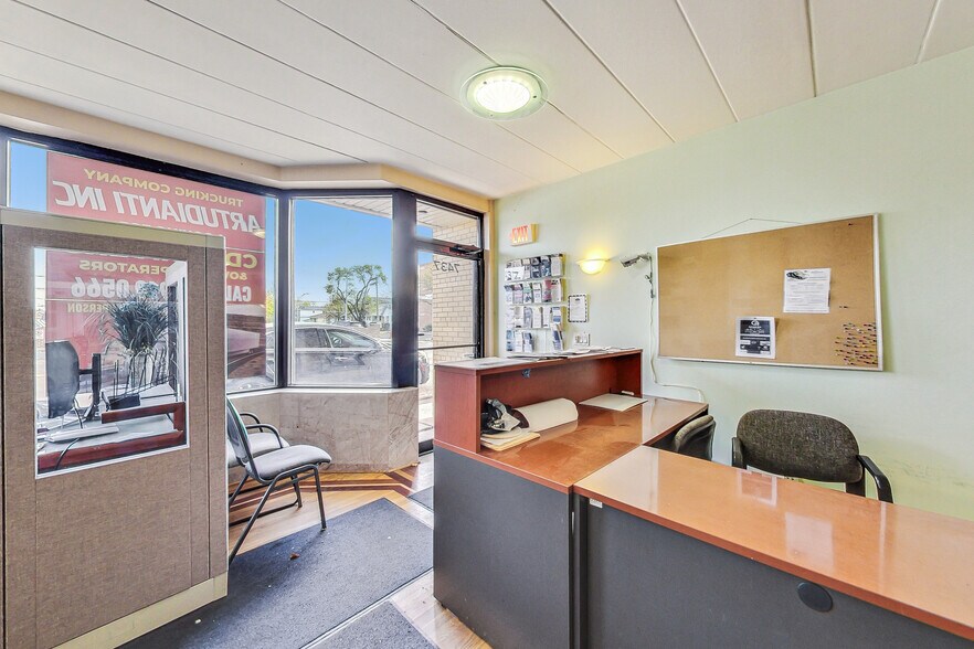 More Photos Of 7437 W Irving Park Rd, Chicago Office For Lease