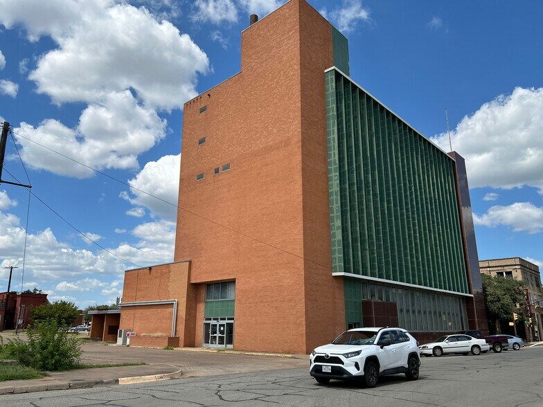 More Photos Of 100 N Main St, Corsicana Office Residential For Sale