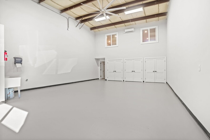 More Photos Of 77 S Main St, Newtown Warehouse For Lease