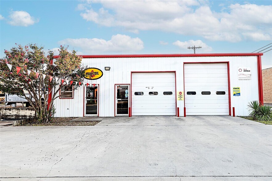 More Photos Of 108 E Wise St, Bowie Specialty For Sale