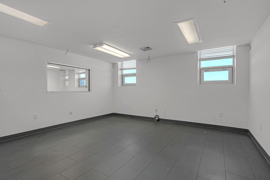 More Photos Of 3114 Tonnelle Ave, North Bergen Showroom For Lease