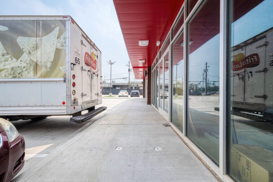 More Photos Of 7755 N Wayside Dr, Houston General Retail For Lease
