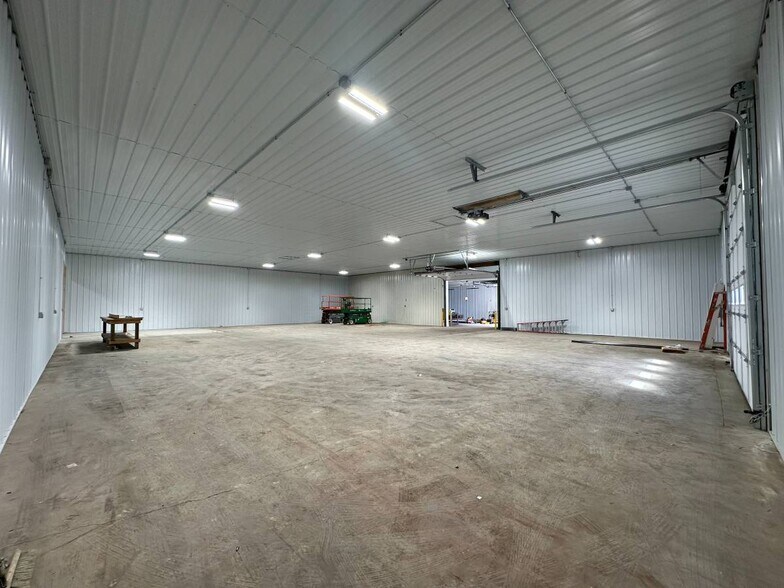 More Photos Of 111 Walnut Ln, Colona Warehouse For Lease