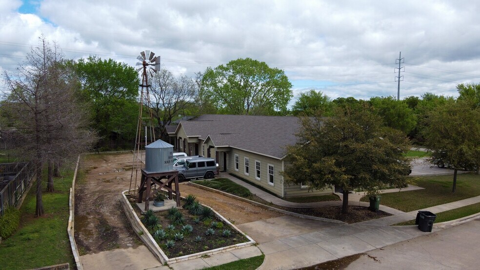 More Photos Of 621 N Main St, Grapevine Office For Sale