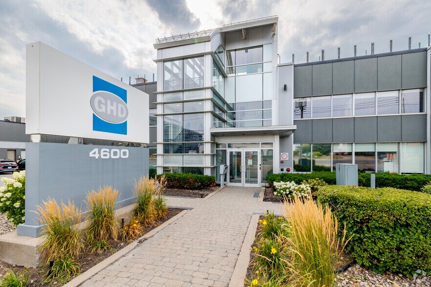 More Photos Of 4590-4600 Boul De La Côte-Vertu, Saint-Laurent Office For Lease