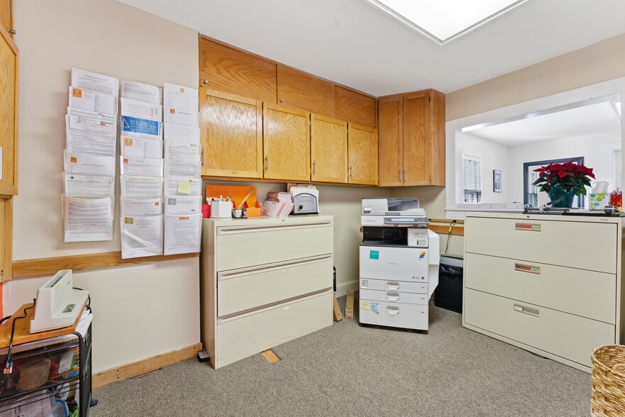 More Photos Of 190 University Dr, Amherst Office For Sale