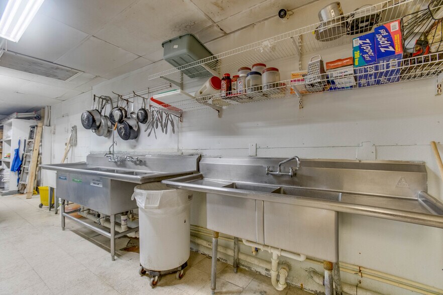 More Photos Of 2915 Market St, Baytown General Retail For Sale