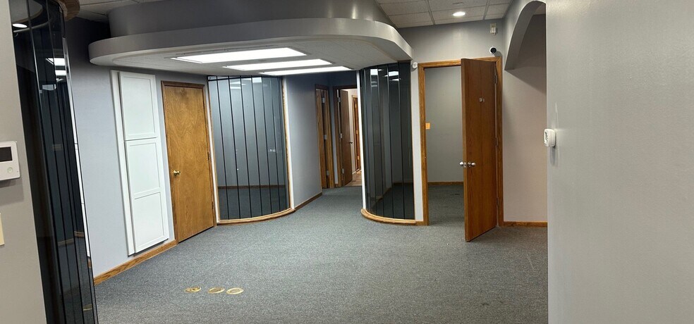 More Photos Of 7950 E Acoma Dr, Scottsdale Research And Development For Lease