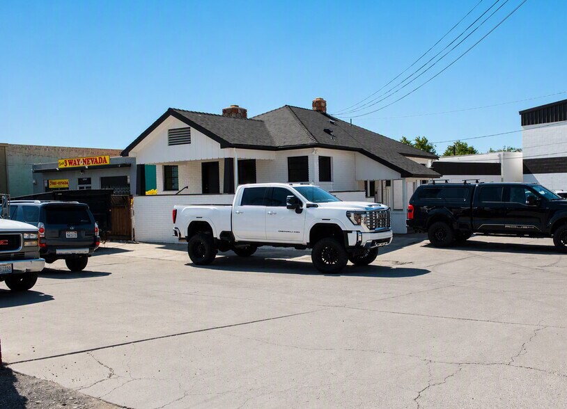 More Photos Of 2365 Glendale Ave, Sparks Showroom For Sale