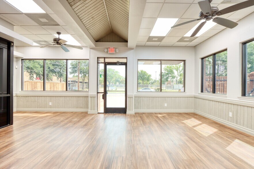 More Photos Of 1717 N Garrett Ave, Dallas Medical For Sale