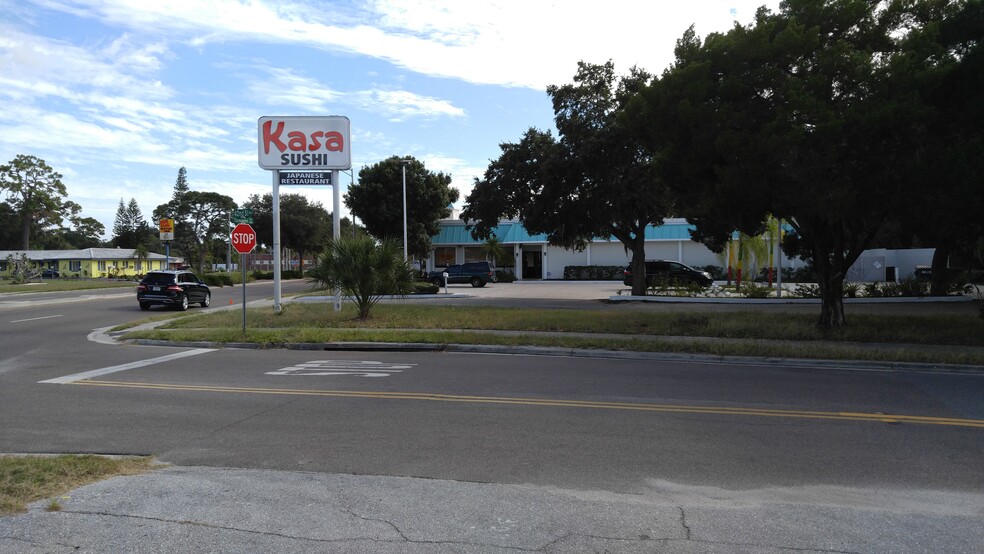 Primary Photo Of 4195 N Tamiami Trl, Sarasota Fast Food For Sale