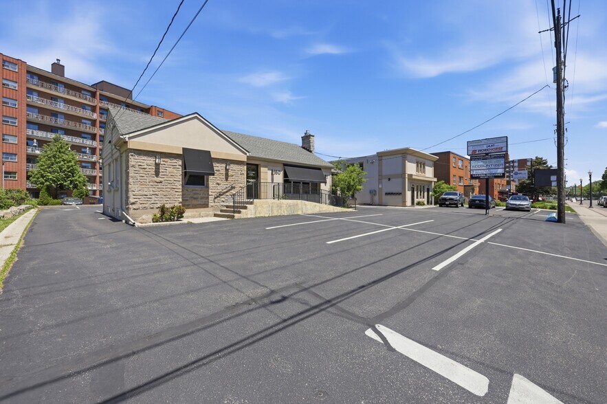 More Photos Of 60 King St W, Hamilton Office For Sale