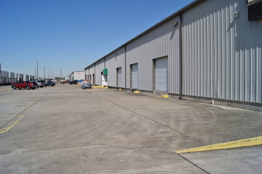 More Photos Of 1001 Dumont St, South Houston Distribution For Lease