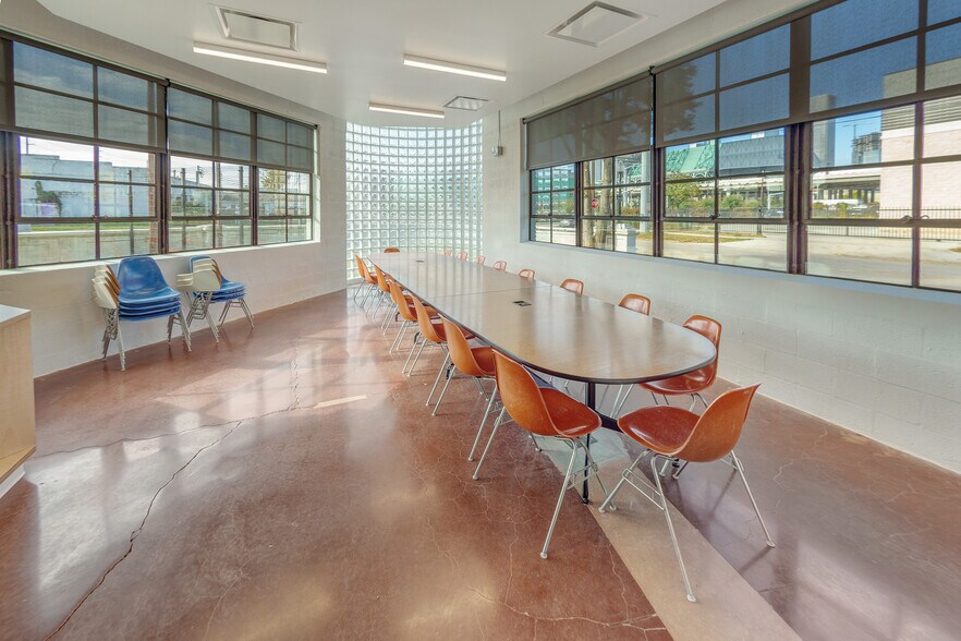 More Photos Of 121 St Emanuel St, Houston Flex For Sale