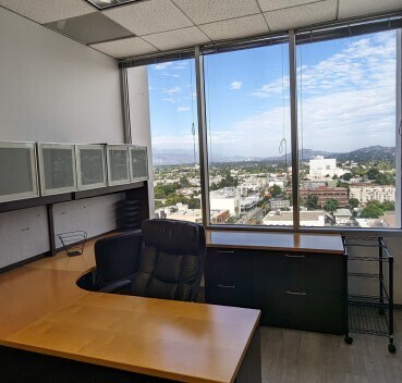 More Photos Of 15250 Ventura Blvd, Sherman Oaks Office For Lease