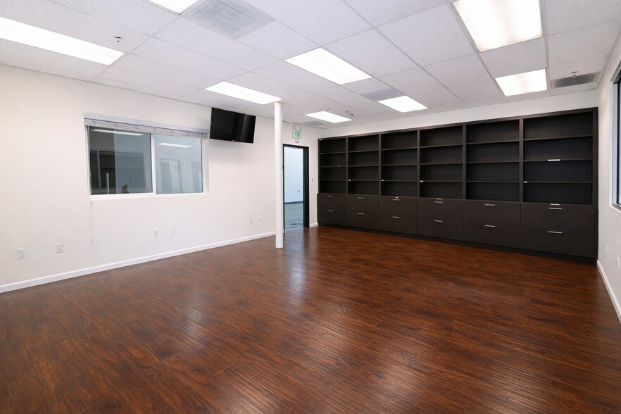 More Photos Of 227 W 140th St, Los Angeles Warehouse For Lease