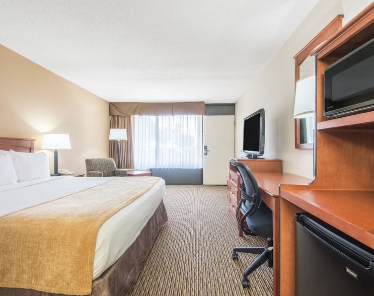 More Photos Of 2804 N Main St, Altus Hotel For Sale