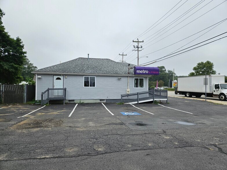 More Photos Of 722 Tiogue Ave, Coventry Freestanding For Lease