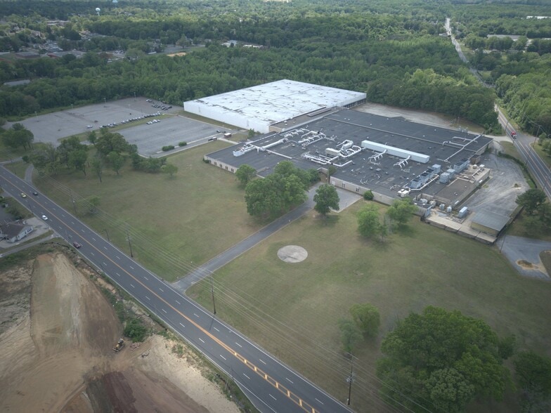 Primary Photo Of 400 N Woodbury Rd, Pitman Manufacturing For Sale