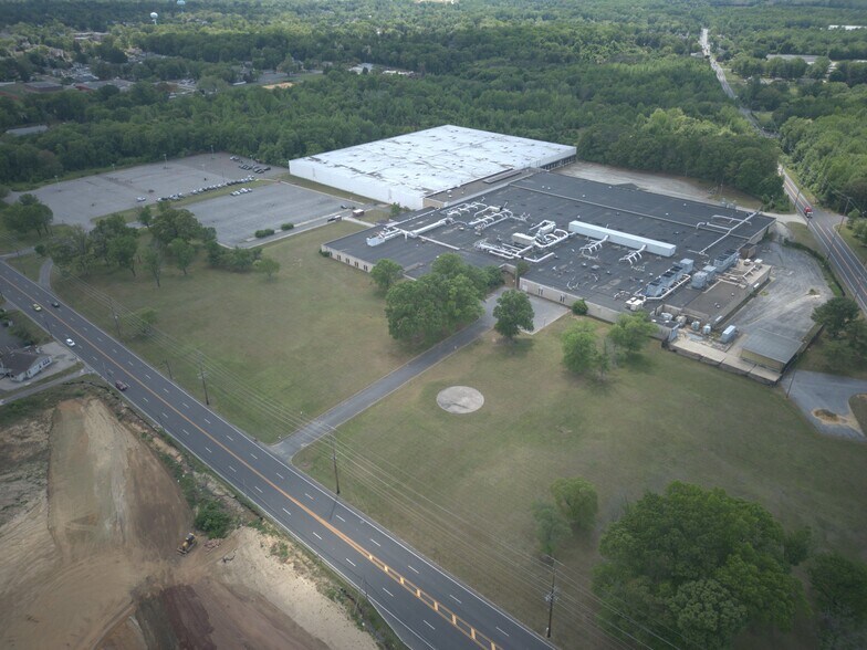 Primary Photo Of 400 N Woodbury Rd, Pitman Manufacturing For Sale
