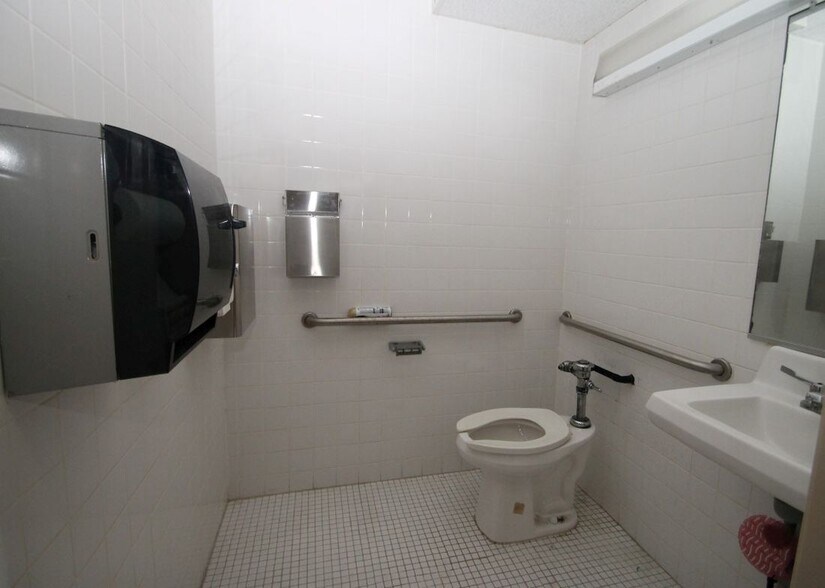 More Photos Of 382 W Main St, Raymondville Office For Sale