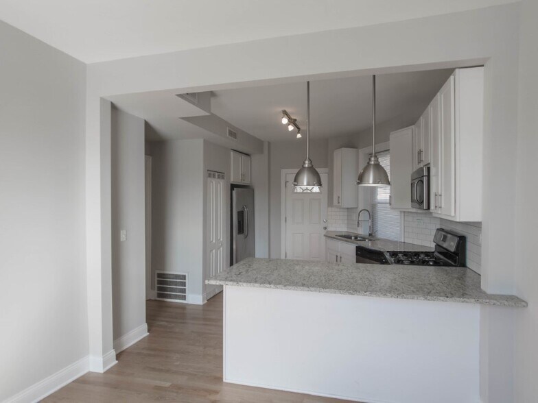 More Photos Of 4401-4403 N Clark St, Chicago Apartments For Lease