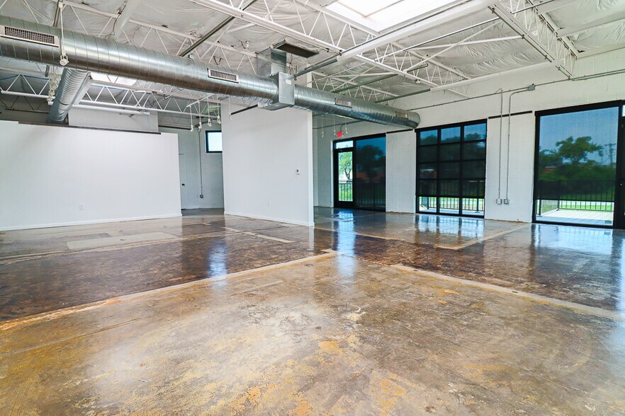 More Photos Of 2285 & 2289 Vantage St, Dallas Light Manufacturing For Lease