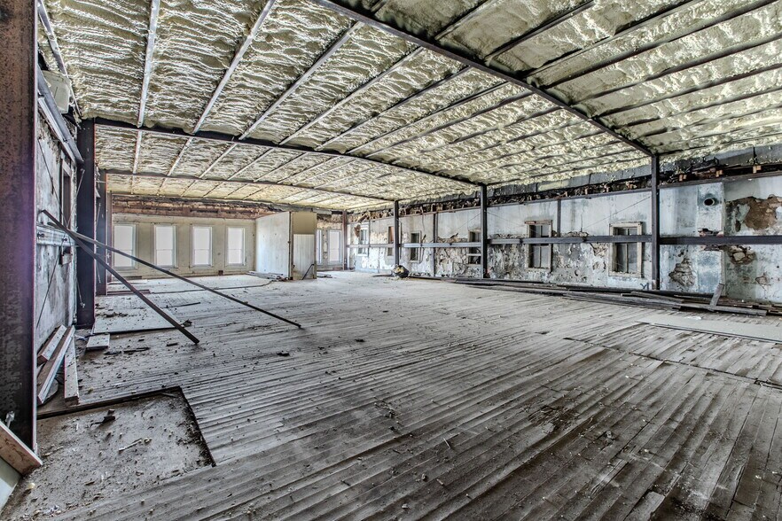 More Photos Of 221 S Main St, McGregor Storefront Retail Office For Sale