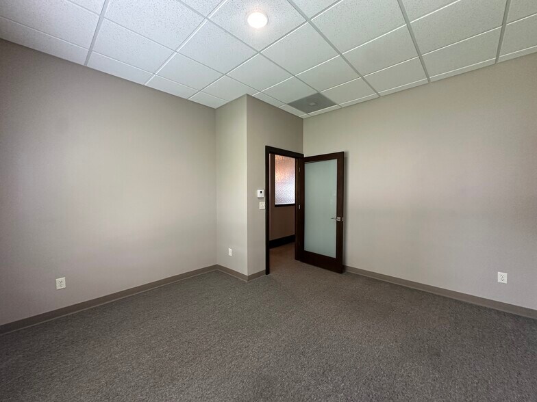 More Photos Of 673 Westbury Dr, Iowa City Storefront Retail Office For Sale