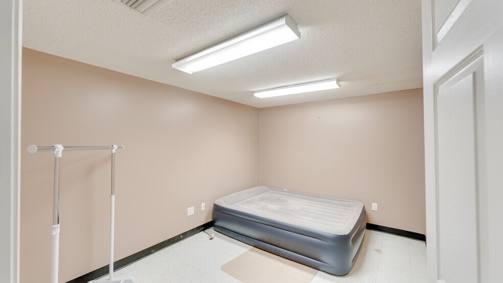 More Photos Of 510 N Walker St, Quitman Light Manufacturing For Sale