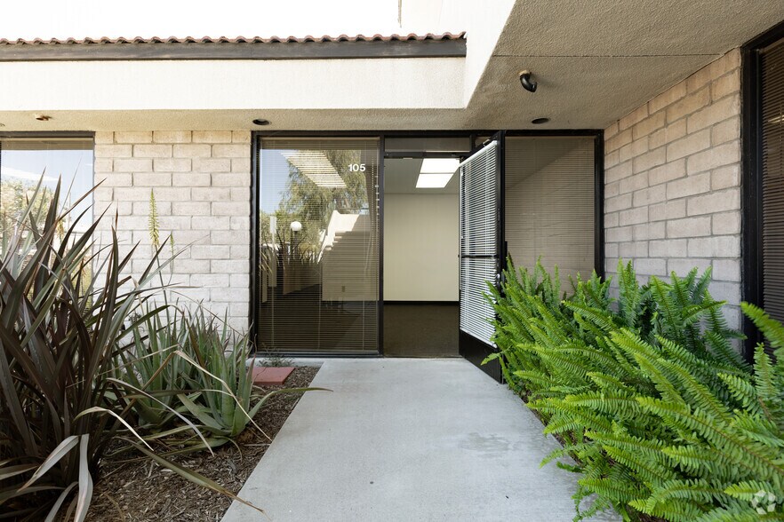 More Photos Of 23930-23978 Craftsman Rd, Calabasas Warehouse For Lease