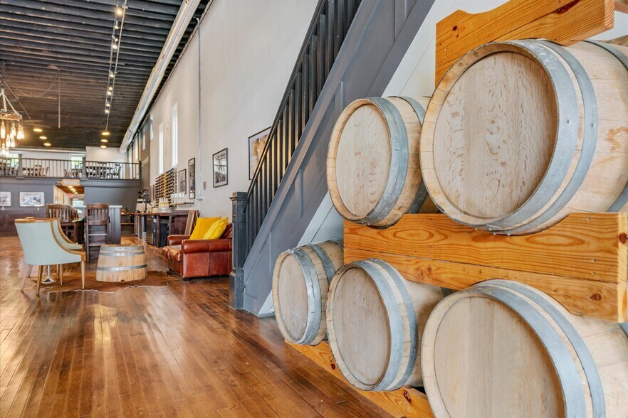 More Photos Of 415 S Thompson Ave, Excelsior Springs Bar For Sale