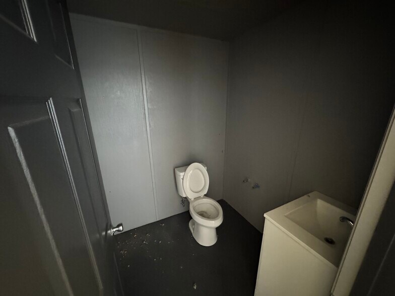 More Photos Of 110 Commercial Pl, Sebring Warehouse For Lease