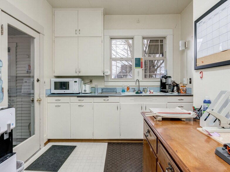 More Photos Of 737 NW Adams St, McMinnville Office For Sale