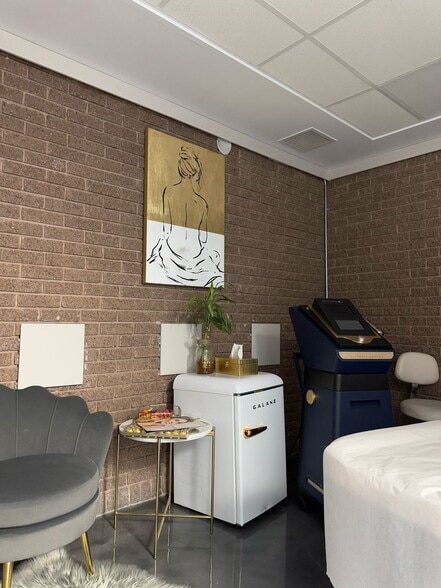 More Photos Of 3858-3870 Notre-Dame, Laval Office For Sale