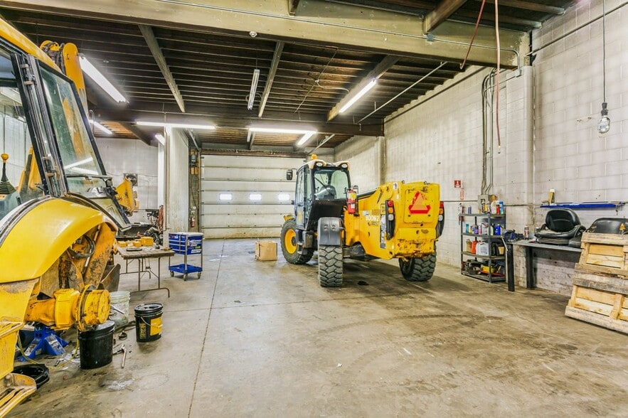 More Photos Of 7912 Yellowhead Trl NW, Edmonton Service For Lease