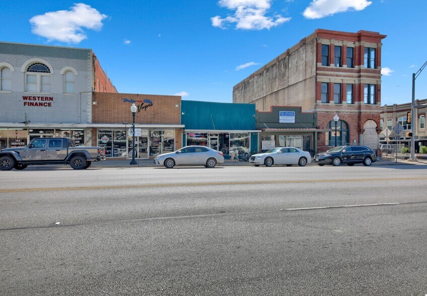 More Photos Of 202 N Main St, Taylor Loft Creative Space For Sale