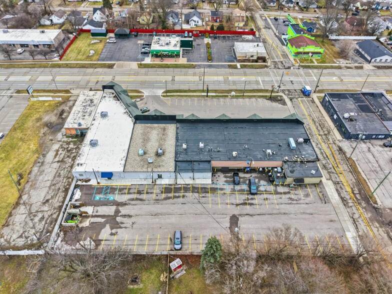 More Photos Of 1052-1072 W Huron St, Waterford Freestanding For Lease