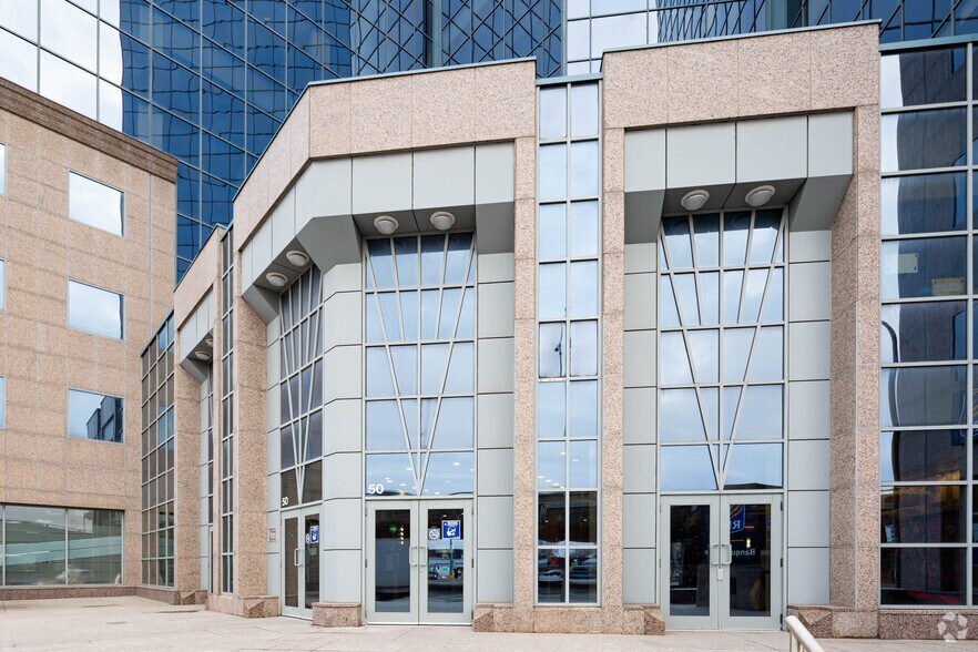 More Photos Of 50 Boul Crémazie O, Montréal Office For Lease