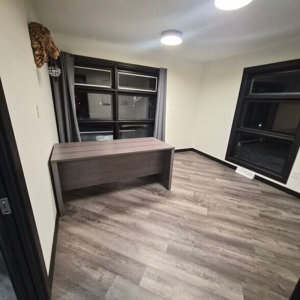 More Photos Of 32300 Grand River Ave, Farmington Office For Lease