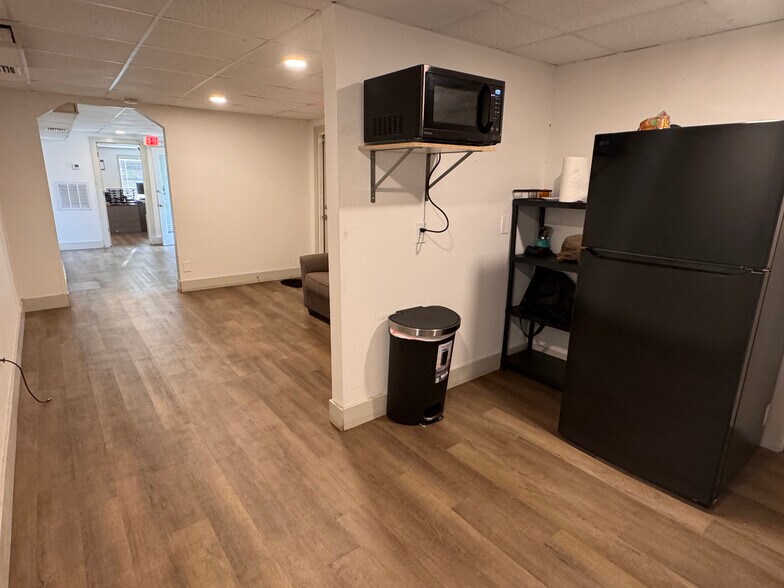 More Photos Of 6301 Causeway Blvd, Tampa Auto Repair For Lease