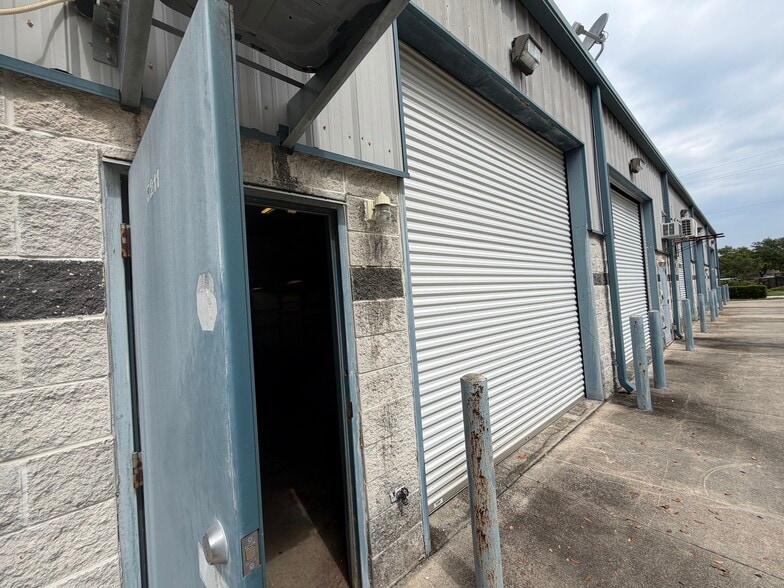 More Photos Of 7203-7217 21st St E, Sarasota Warehouse For Lease