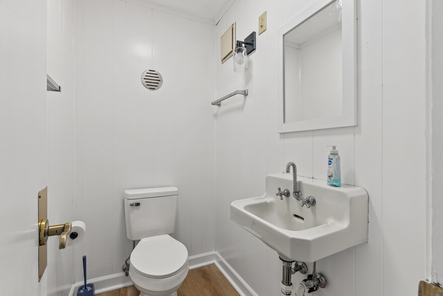 More Photos Of 525 7th St, Altavista Office For Sale