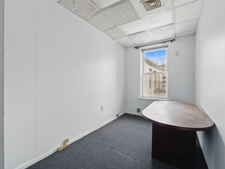 More Photos Of 16 Green St, Newark Office For Lease