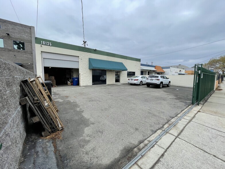 More Photos Of 16135 Covello St, Van Nuys Warehouse For Lease