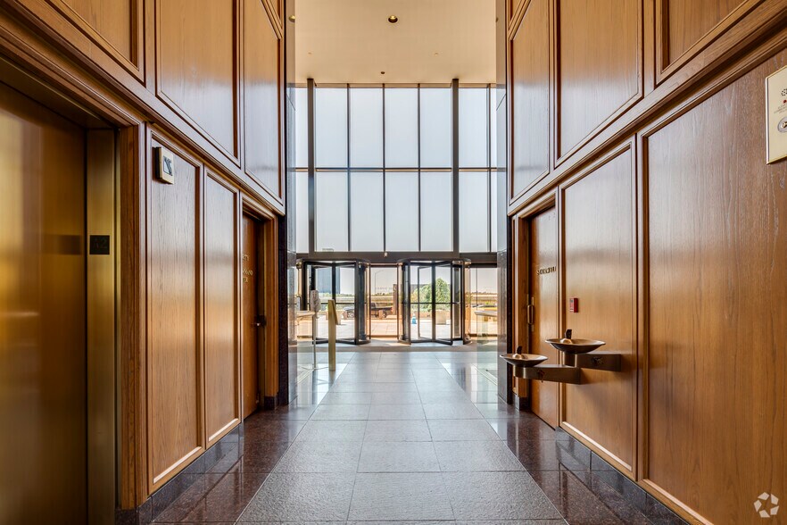More Photos Of 1601 NW Expressway, Oklahoma City Office For Lease