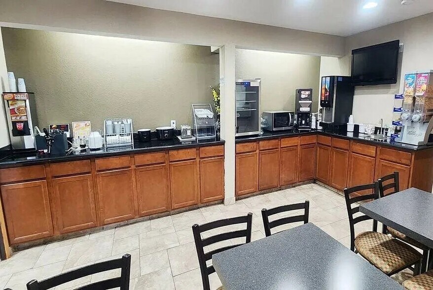 More Photos Of 1635 South 12th Ave West, Newton Hotel For Sale