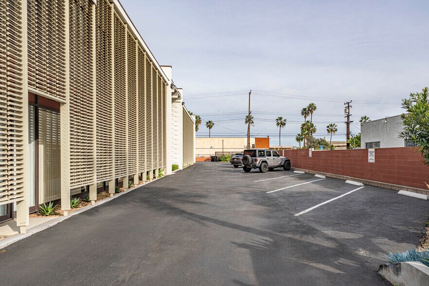More Photos Of 3646 Long Beach Blvd, Long Beach Loft Creative Space For Lease