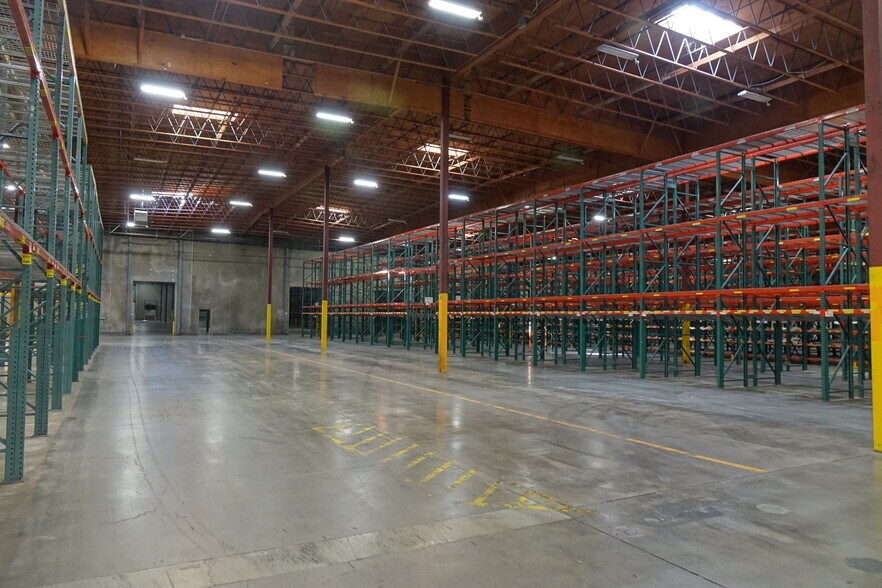 More Photos Of 6800 N Cutter Cir, Portland Distribution For Lease